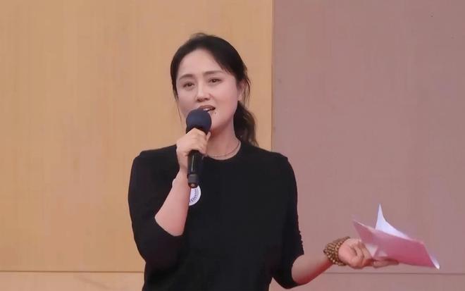 型和母亲神似知情人透露其父母背景开元棋牌亲人曝光朱媛媛全家福！脸(图3)