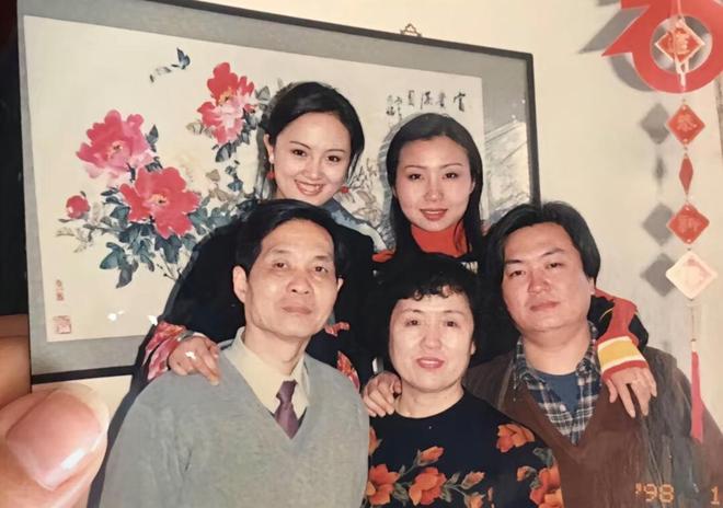型和母亲神似知情人透露其父母背景开元棋牌亲人曝光朱媛媛全家福！脸(图7)